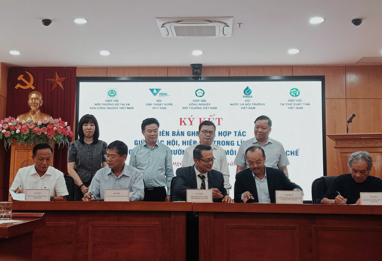 vuizea-ky-ket-mou-ve-phoi-hop-ho-tro-phat-trien-nganh-cong-nghiep-moi-truong