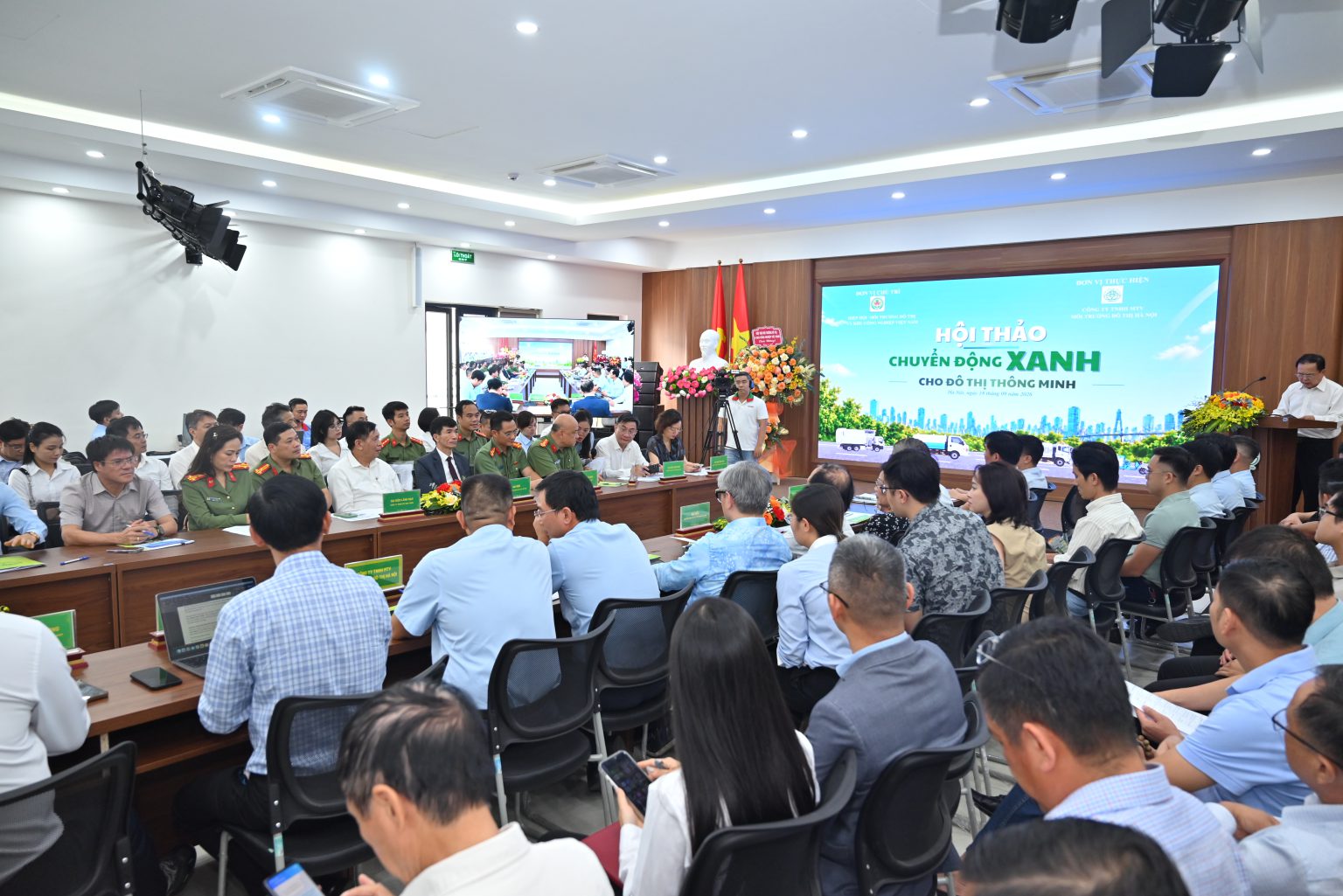 chuyen-dong-xanh-cho-do-thi-thong-minh-tu-dien-hoa-phuong-tien-den-doi-moi-quan-tri-moi-truong-d