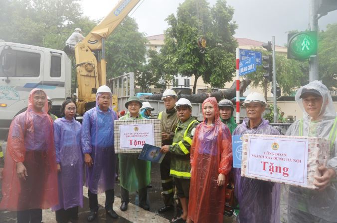 cong-nhan-moi-truong-ha-noi-no-luc-thu-don-ve-sinh-duong-pho-sau-bao-so-3