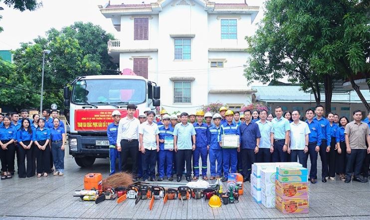 cong-nhan-moi-truong-ha-tinh-len-duong-den-cac-tinh-phia-bac-ho-tro-khac-phuc-bao